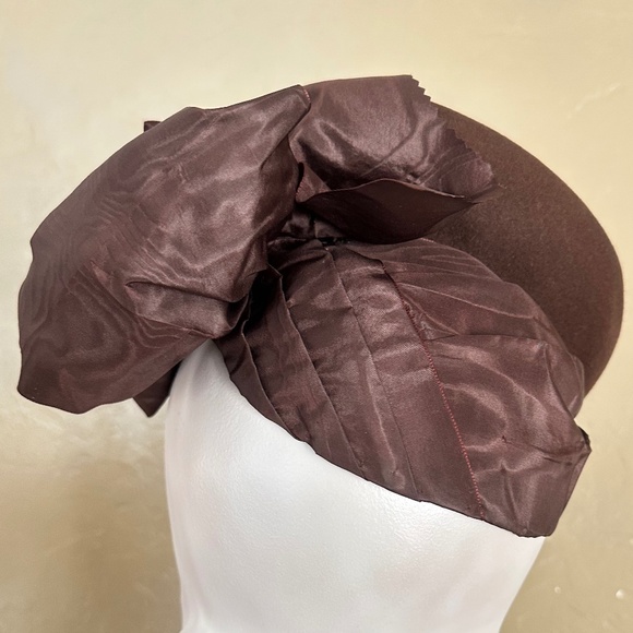 COVETED AND REGISTERED DESIGNER 1940s' BROWN FELT & TAFFETA TILT HAT - Picture 5 of 12